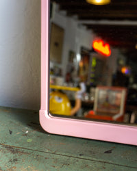 Specchio rosa in plastica – anni 70