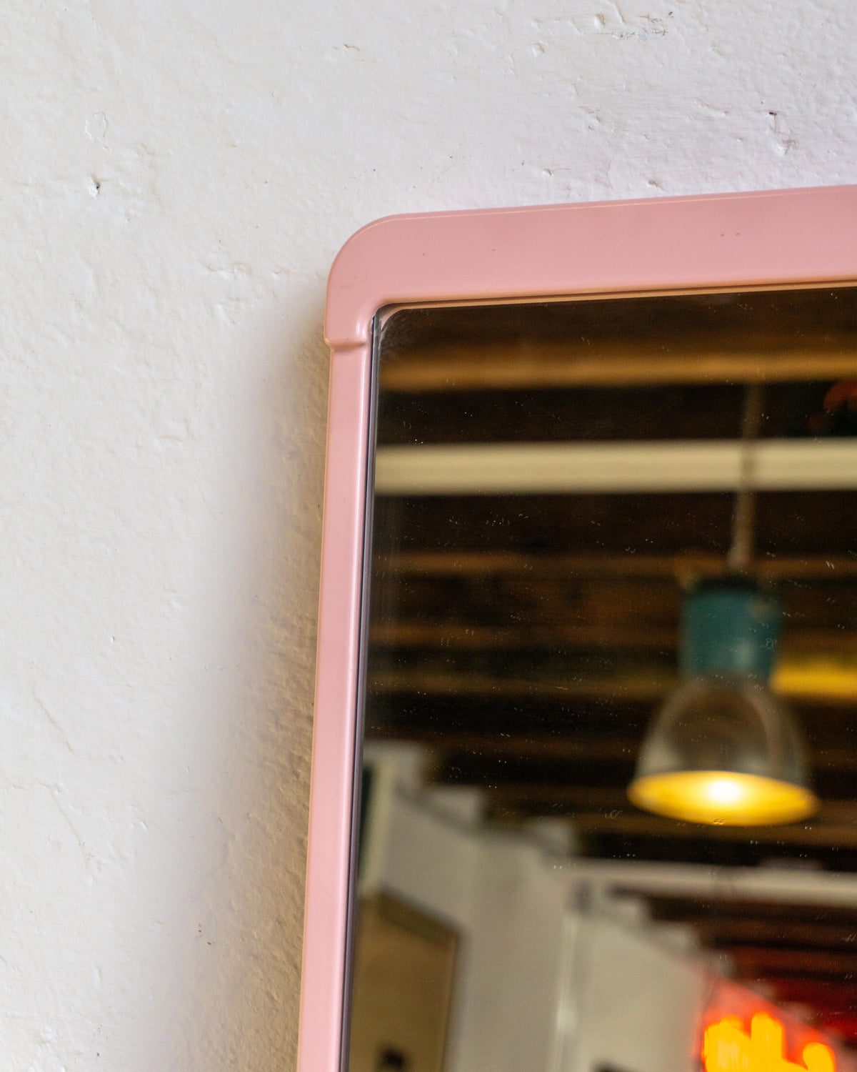 Specchio rosa in plastica – anni 70