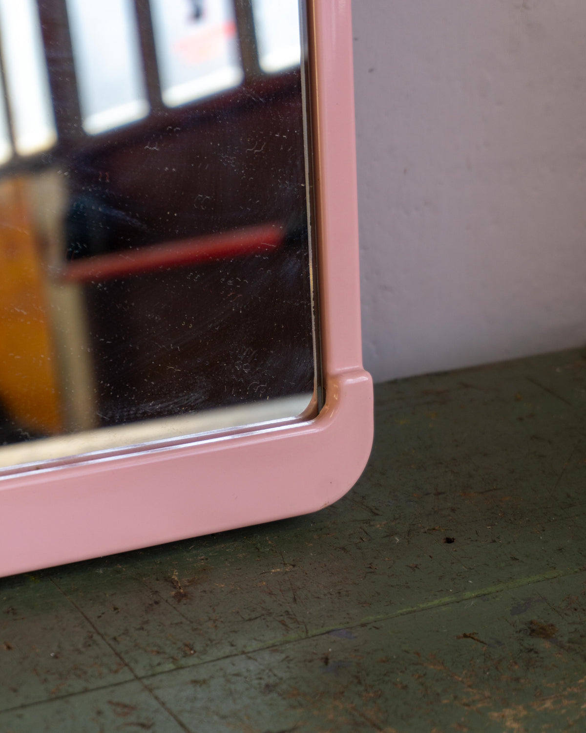 Specchio rosa in plastica – anni 70