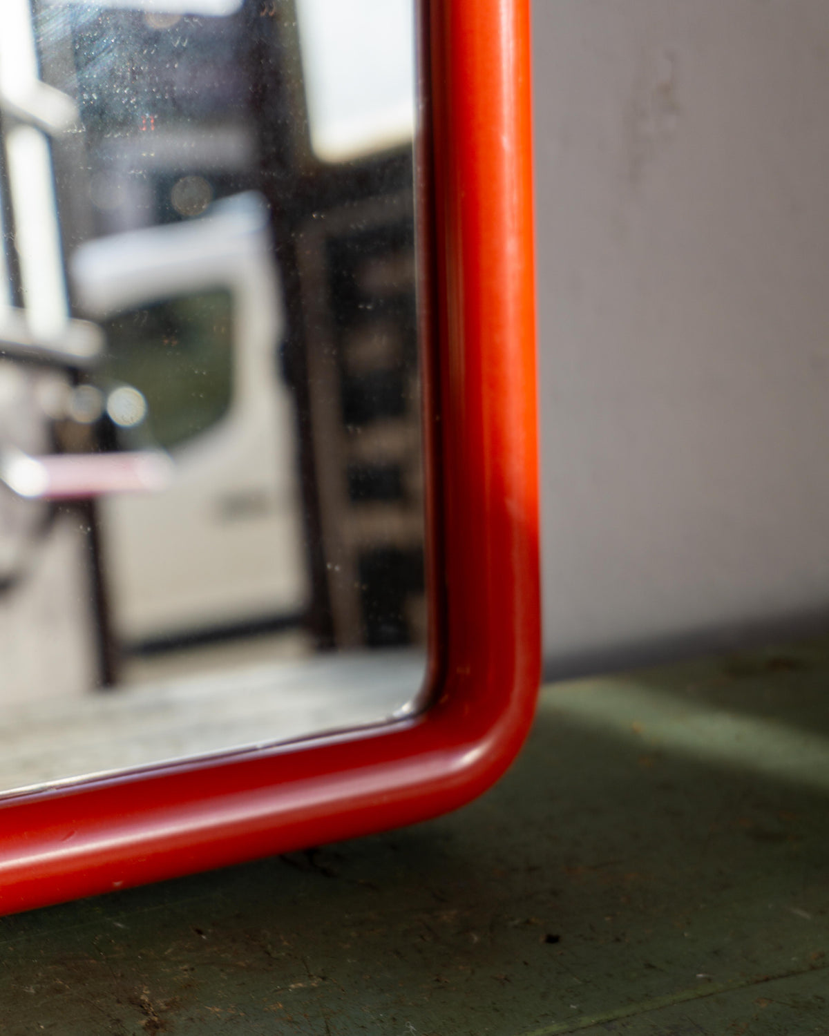 Specchio rosso con portalampadine – anni 70