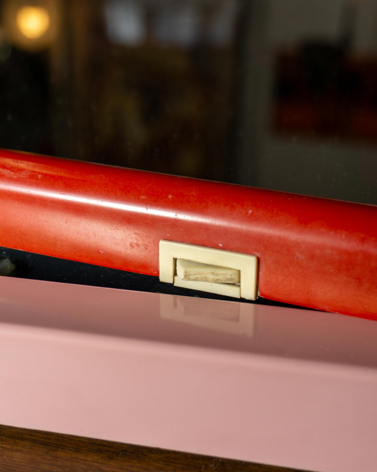 Specchio rosso con portalampadine – anni 70