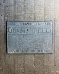 Insegna Touring Club Italiano - Pirelli “Svolta Pericolosa” 1920