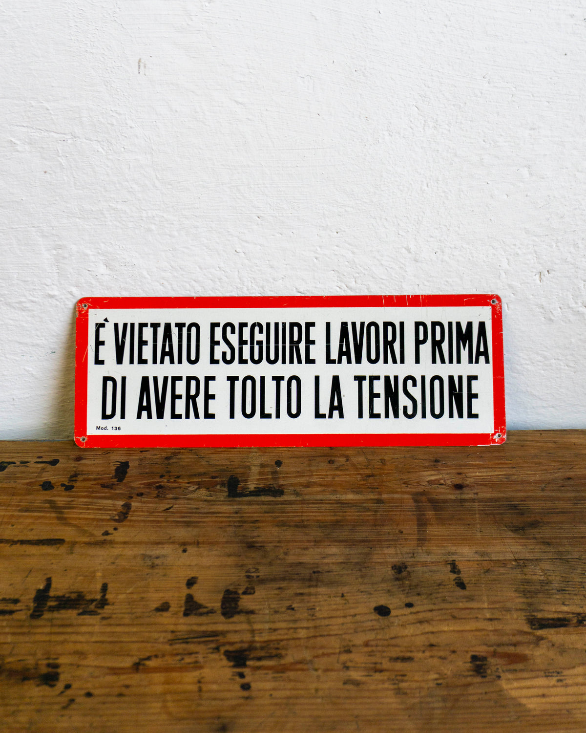 Insegna “È vietato eseguire lavori prima di aver tolto la tensione” - 1980