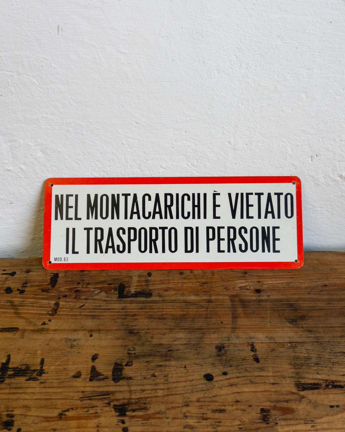 Insegna “Nel montacarichi è vietato il trasporto di persone” - 1980