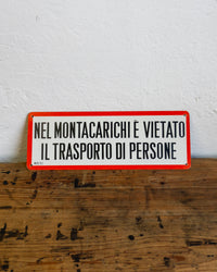 Insegna “Nel montacarichi è vietato il trasporto di persone” - 1980
