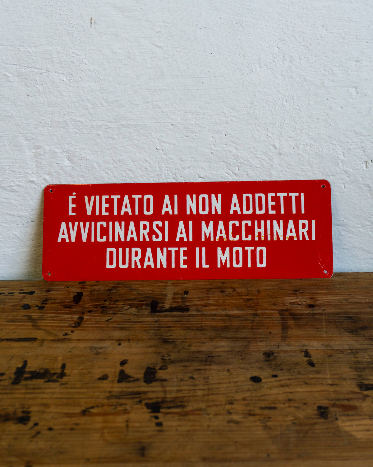 Insegna “È vietato ai non addetti avvicinarsi ai macchinari durante il moto” - 1980
