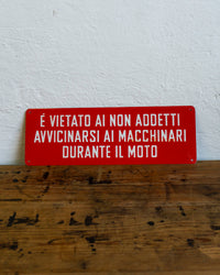 Insegna “È vietato ai non addetti avvicinarsi ai macchinari durante il moto” - 1980