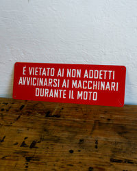 Insegna “È vietato ai non addetti avvicinarsi ai macchinari durante il moto” - 1980