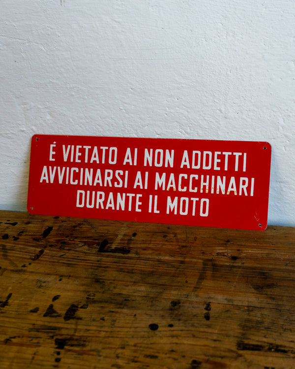 Insegna “È vietato ai non addetti avvicinarsi ai macchinari durante il moto” - 1980