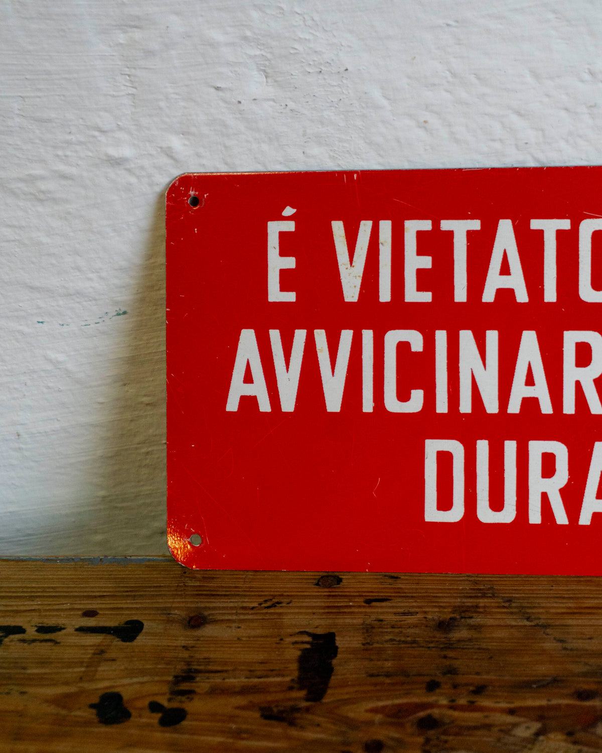 Insegna “È vietato ai non addetti avvicinarsi ai macchinari durante il moto” - 1980