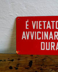 Insegna “È vietato ai non addetti avvicinarsi ai macchinari durante il moto” - 1980