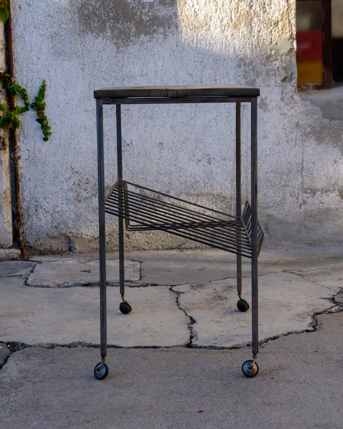 Mobiletto industriale vintage con rotelle – 1970