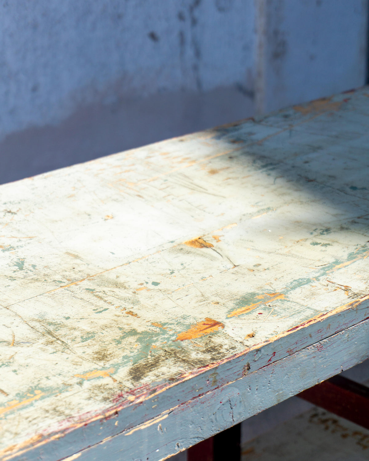 Grande tavolo scaffale industriale vintage in legno – 1970