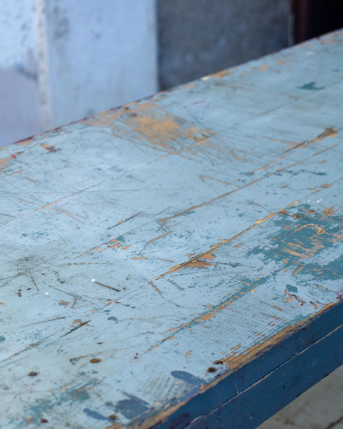 Grande tavolo scaffale industriale vintage in legno – 1970