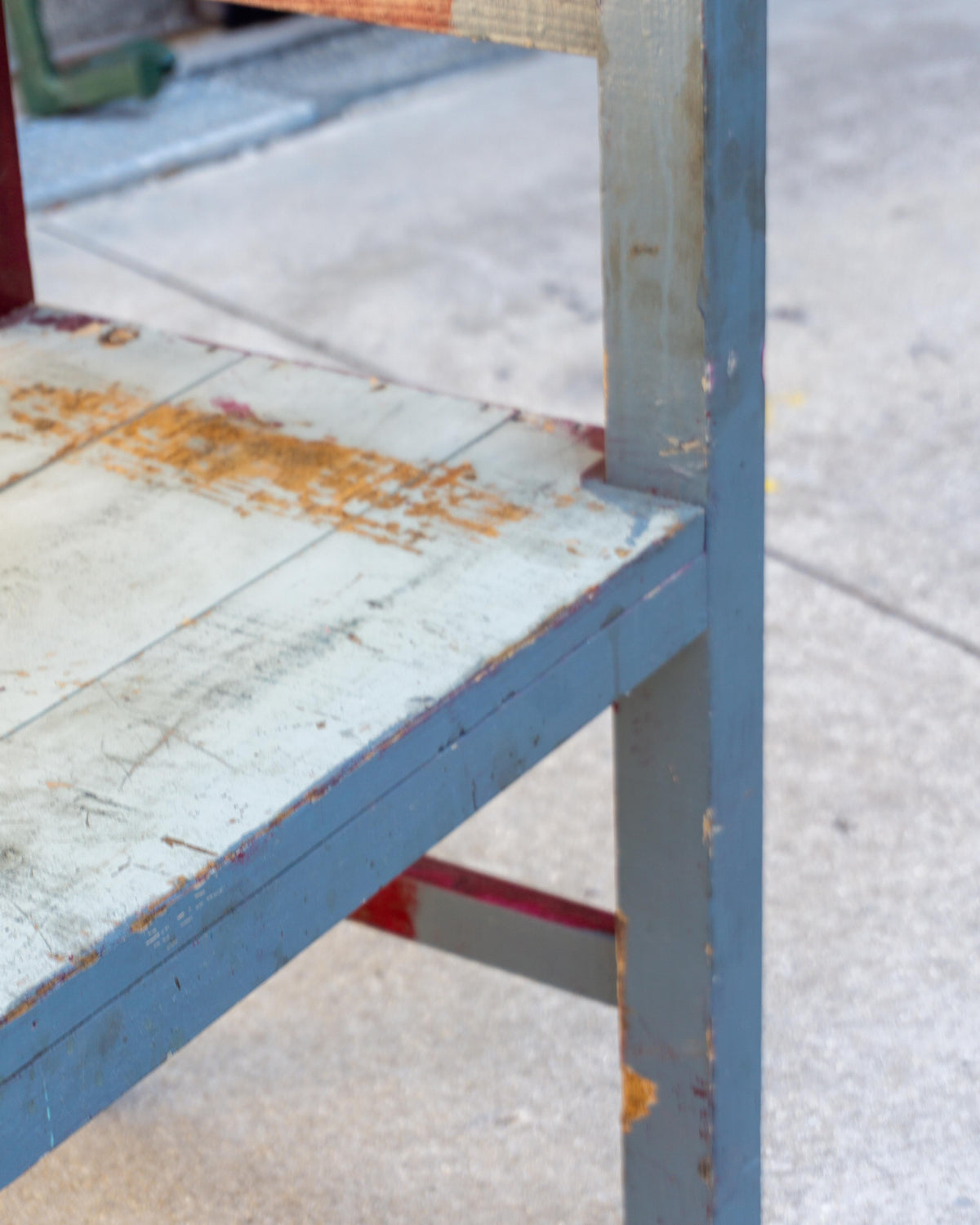 Grande tavolo scaffale industriale vintage in legno – 1970