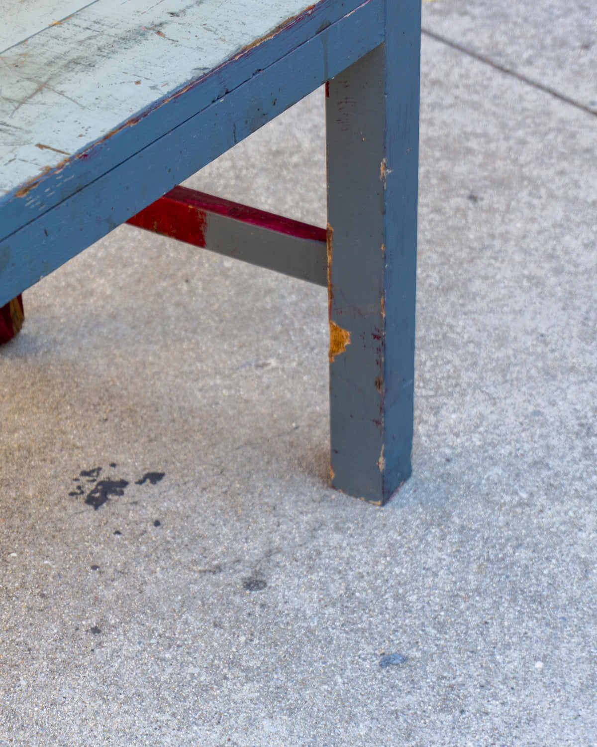 Grande tavolo scaffale industriale vintage in legno – 1970