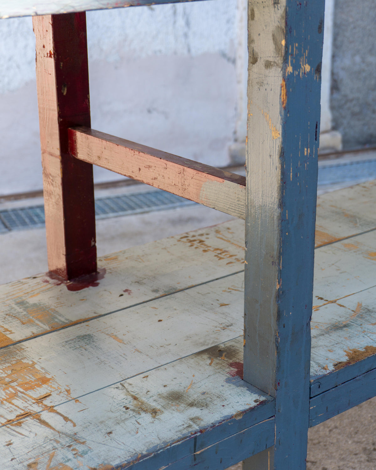 Grande tavolo scaffale industriale vintage in legno – 1970