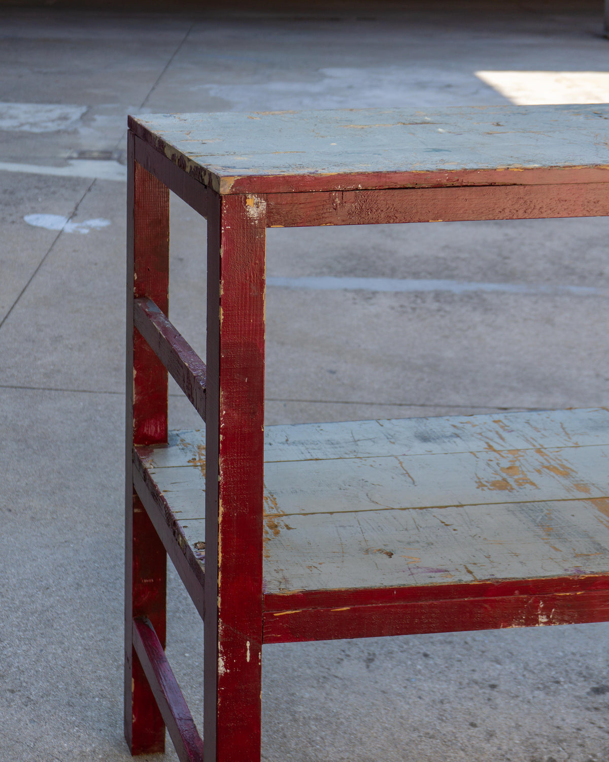 Grande tavolo scaffale industriale vintage in legno – 1970