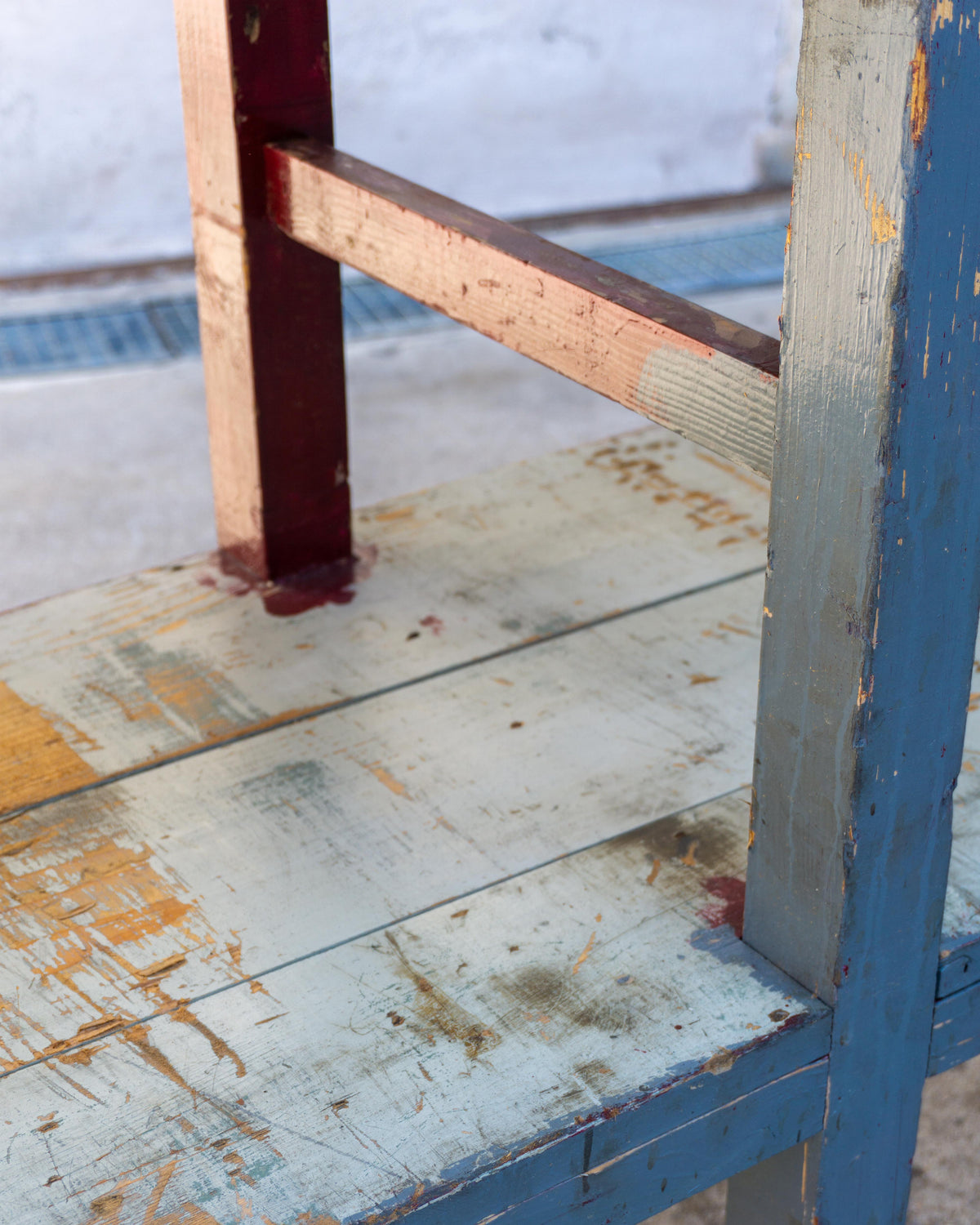 Grande tavolo scaffale industriale vintage in legno – 1970