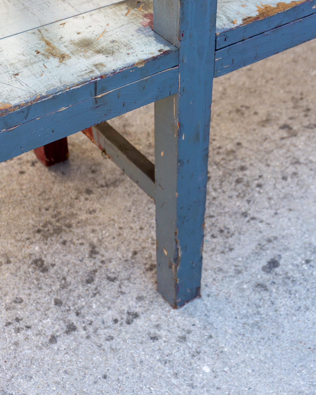 Grande tavolo scaffale industriale vintage in legno – 1970