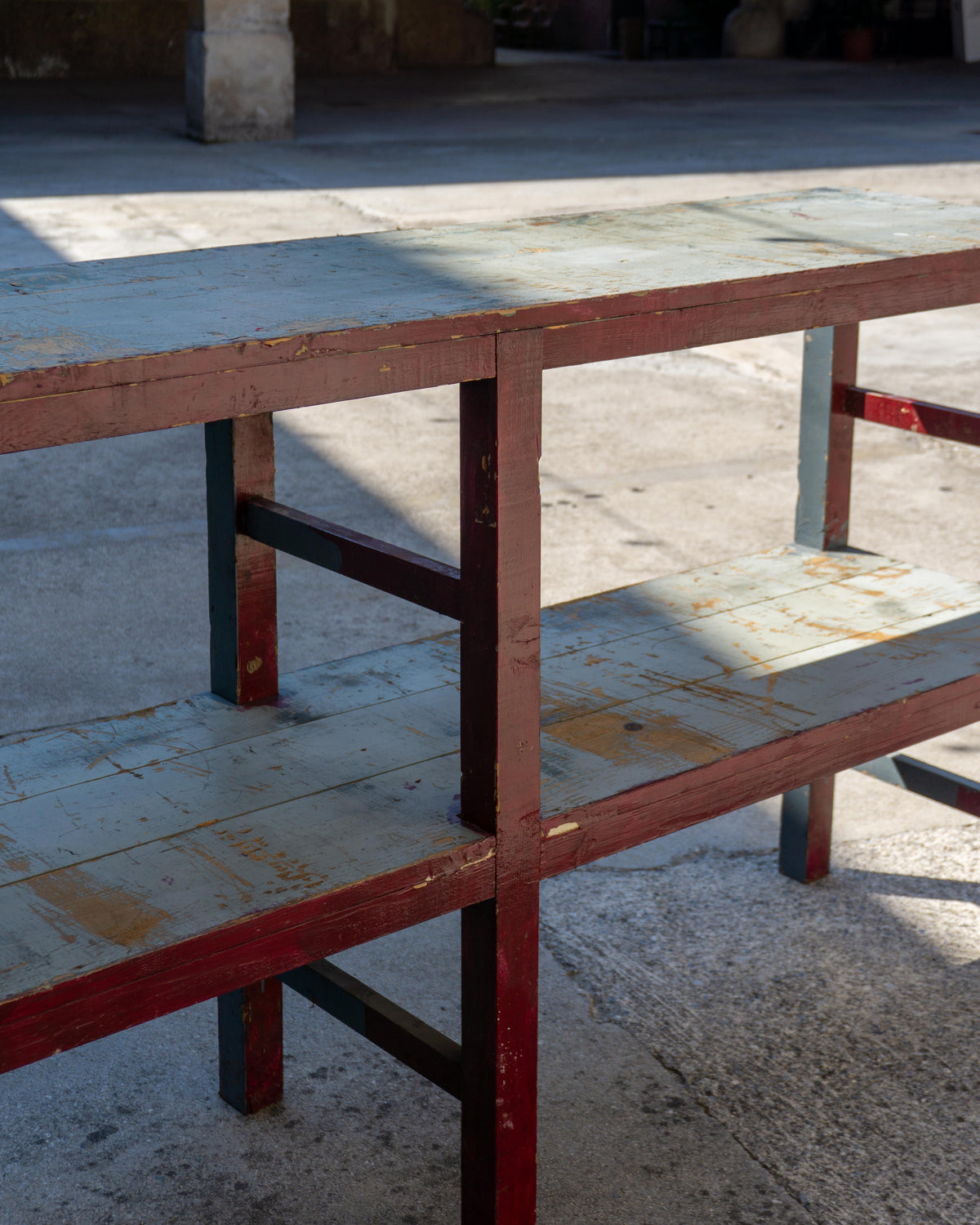 Grande tavolo scaffale industriale vintage in legno – 1970