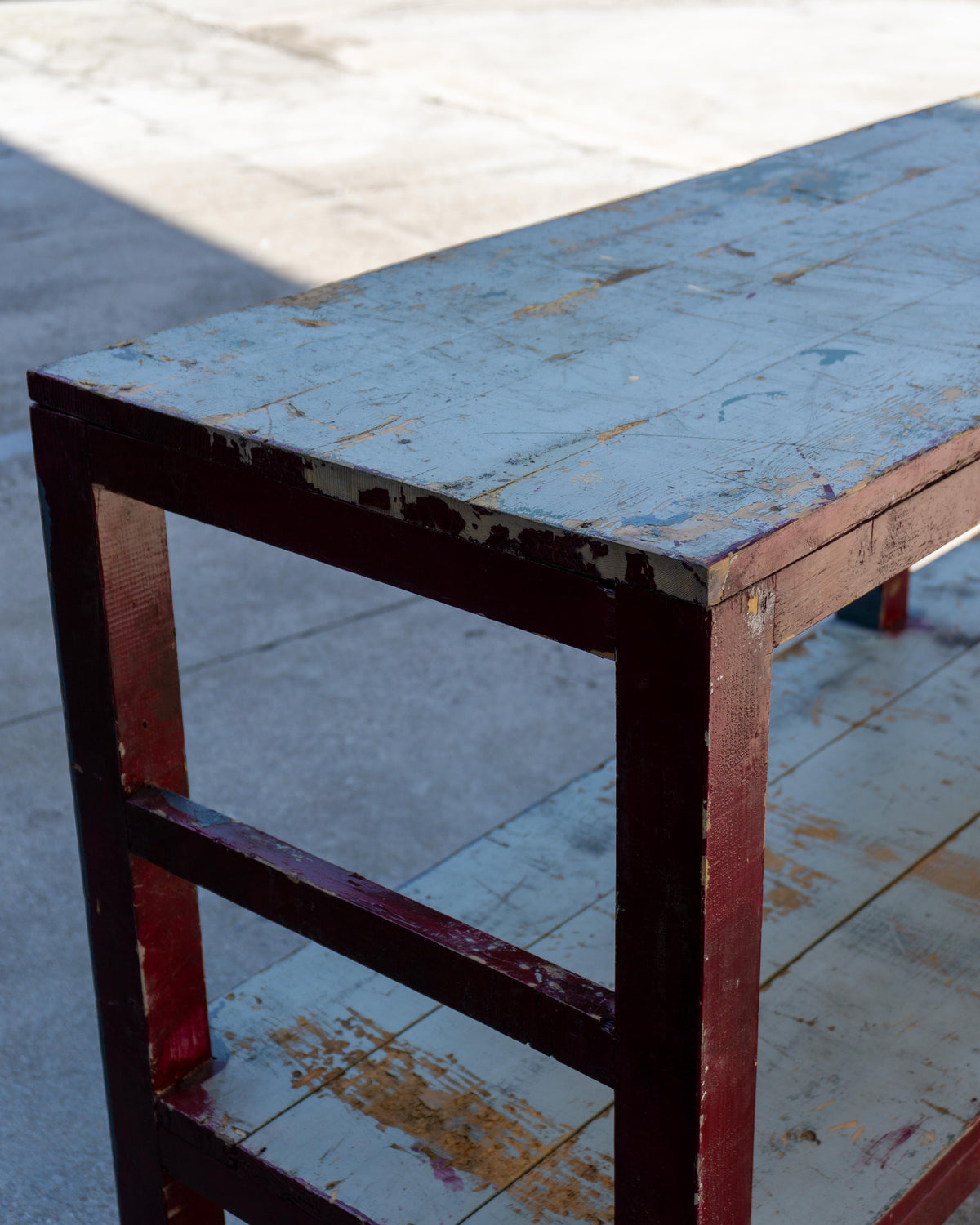 Grande tavolo scaffale industriale vintage in legno – 1970
