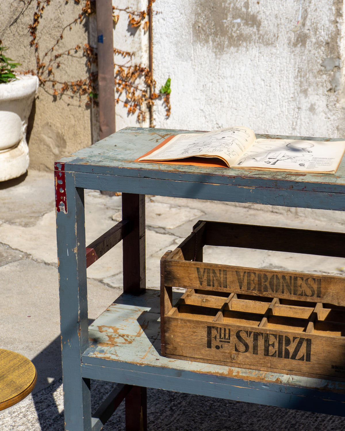 Grande tavolo scaffale industriale vintage in legno – 1970