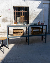 Grande tavolo scaffale industriale vintage in legno – 1970