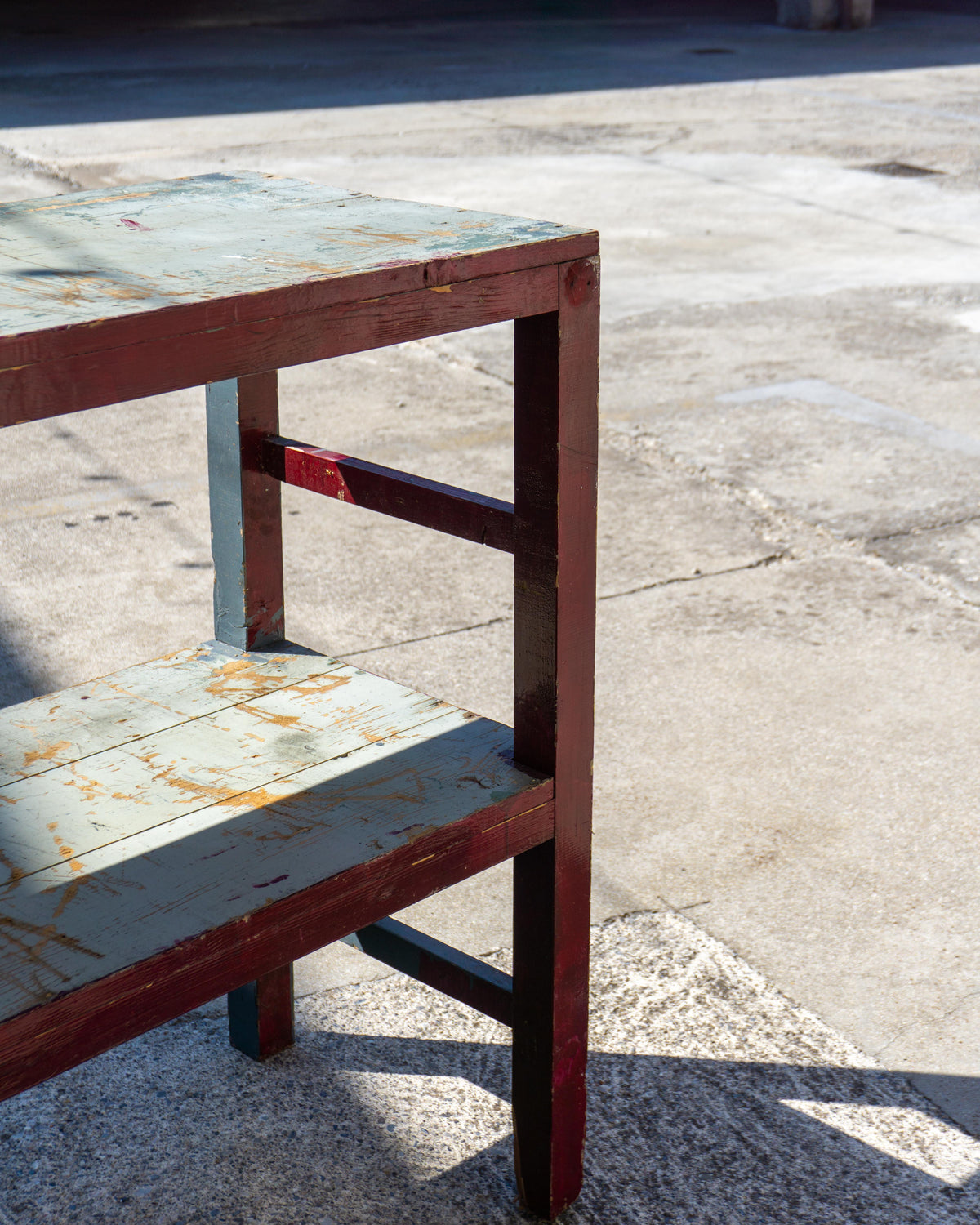 Grande tavolo scaffale industriale vintage in legno – 1970