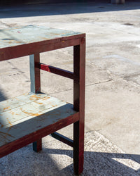 Grande tavolo scaffale industriale vintage in legno – 1970