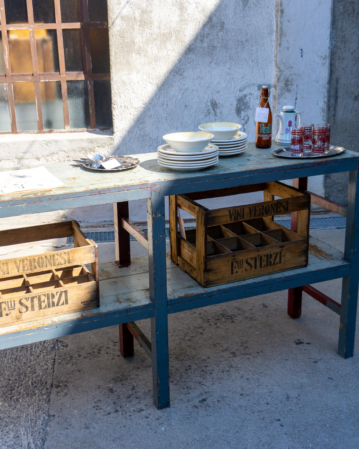 Grande tavolo scaffale industriale vintage in legno – 1970