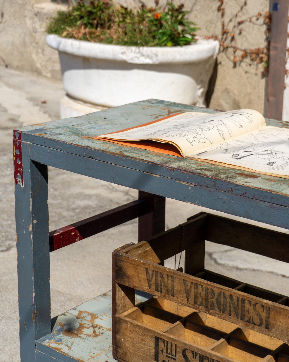 Grande tavolo scaffale industriale vintage in legno – 1970
