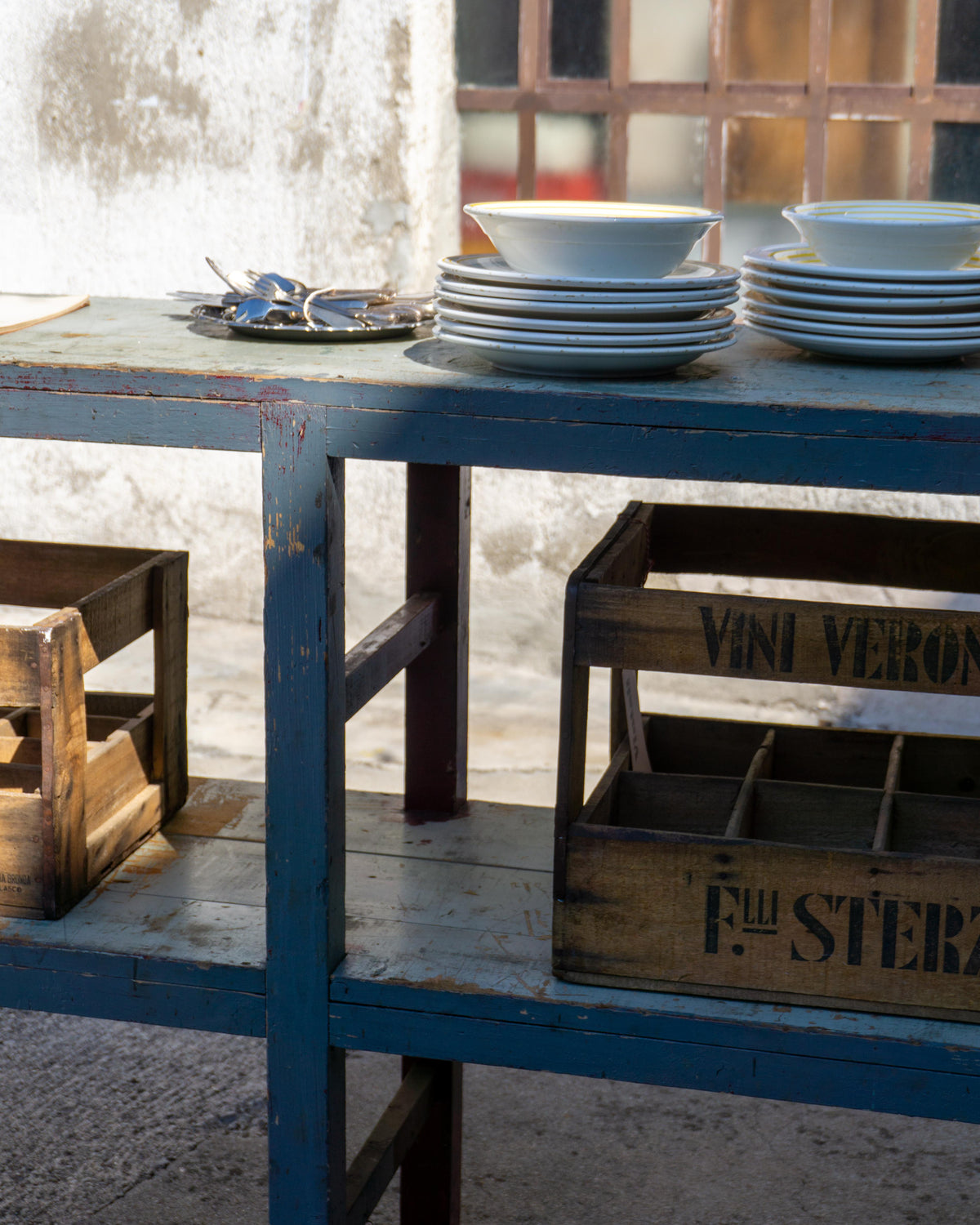 Grande tavolo scaffale industriale vintage in legno – 1970