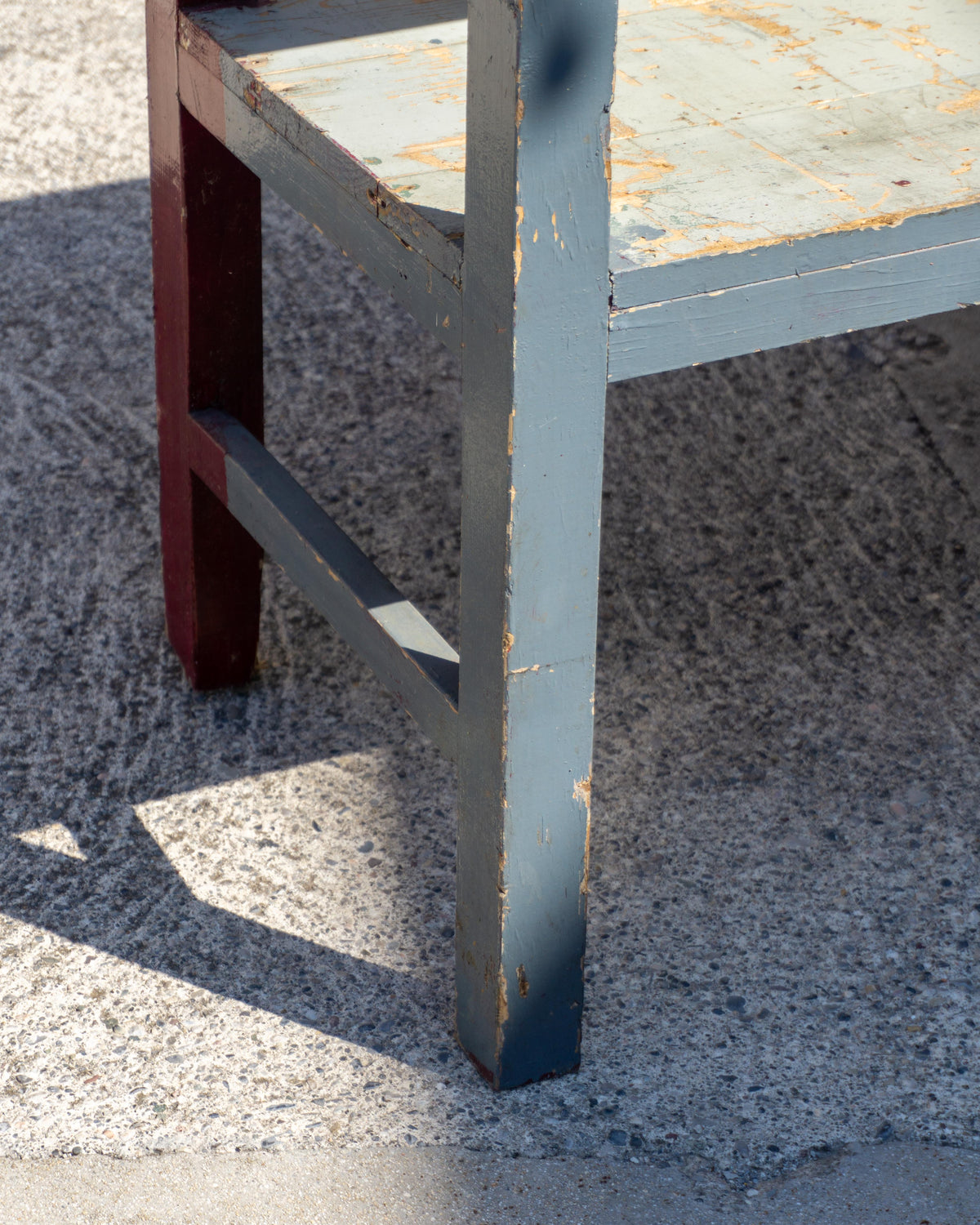 Grande tavolo scaffale industriale vintage in legno – 1970