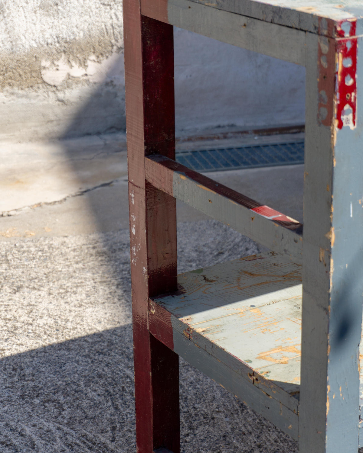 Grande tavolo scaffale industriale vintage in legno – 1970