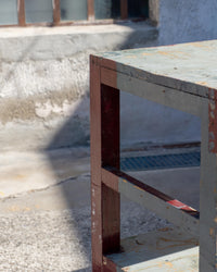 Grande tavolo scaffale industriale vintage in legno – 1970