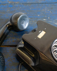 Telefono vintage Siemens in bachelite nera da parete – 1960