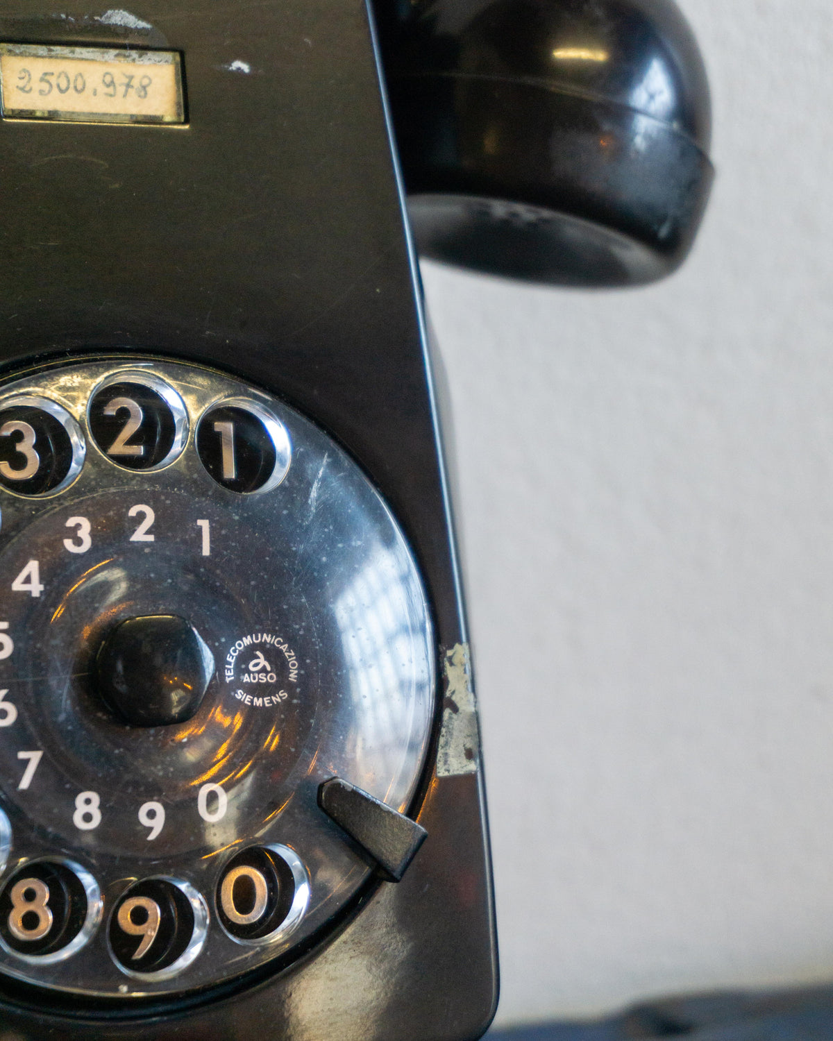 Telefono vintage Siemens in bachelite nera da parete – 1960