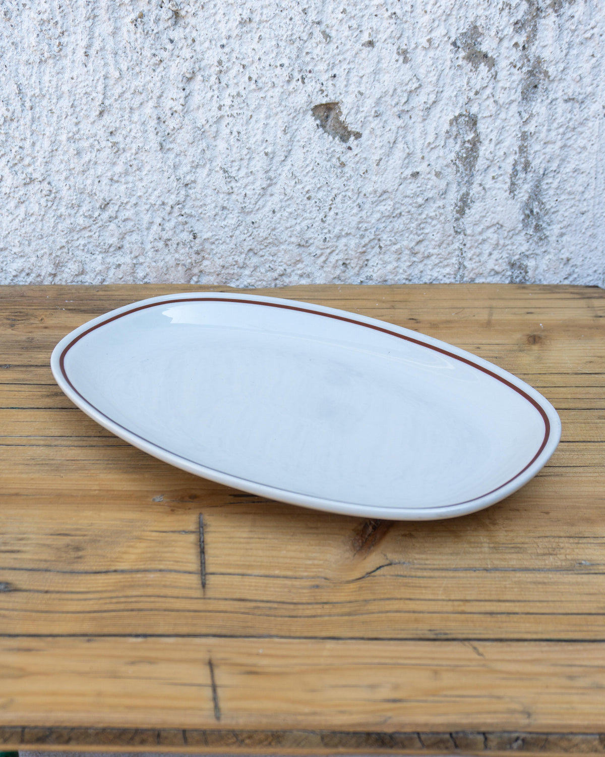 Vassoio in Ceramica Bianca con Bordo Marrone – Vintage