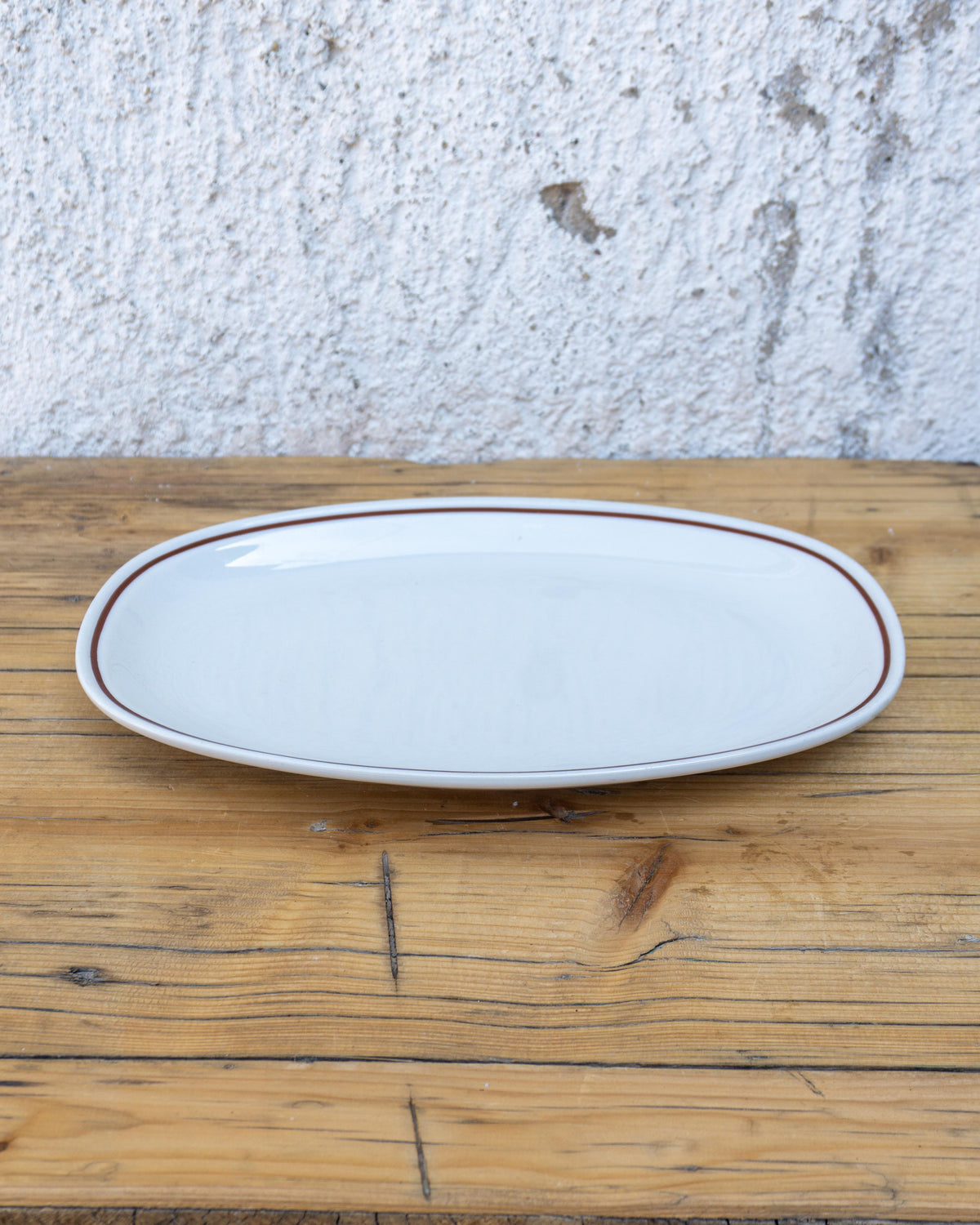 Vassoio in Ceramica Bianca con Bordo Marrone – Vintage