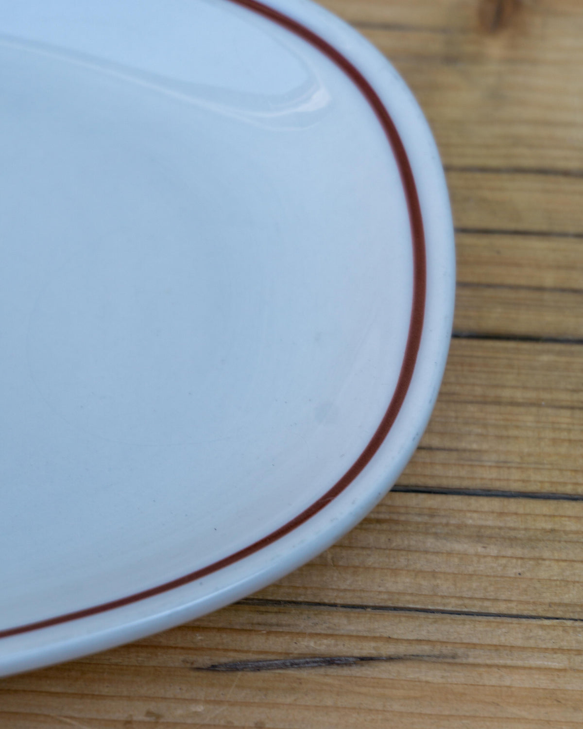 Vassoio in Ceramica Bianca con Bordo Marrone – Vintage