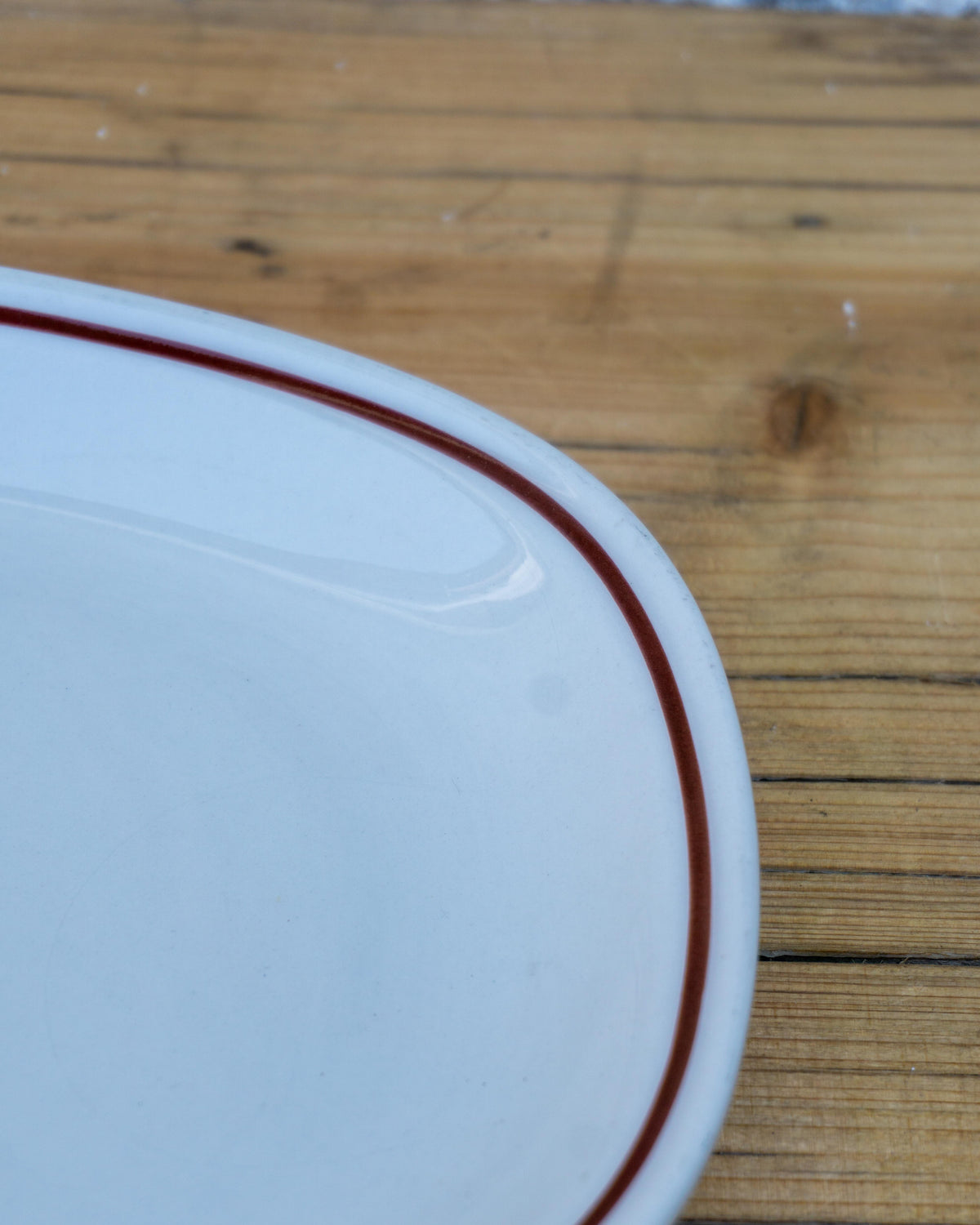 Vassoio in Ceramica Bianca con Bordo Marrone – Vintage